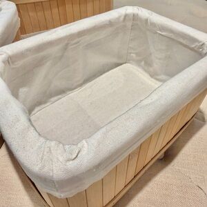 3 BAMBOO BASKETS WITH LINEN INSERTS.